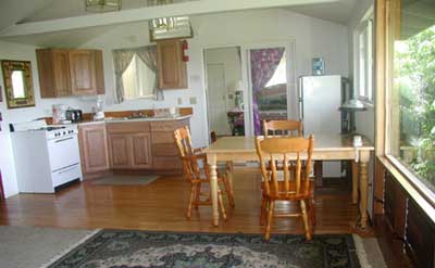 livingroom at the Mango Cottage in Aloha Maui Bed and Breakfast inn